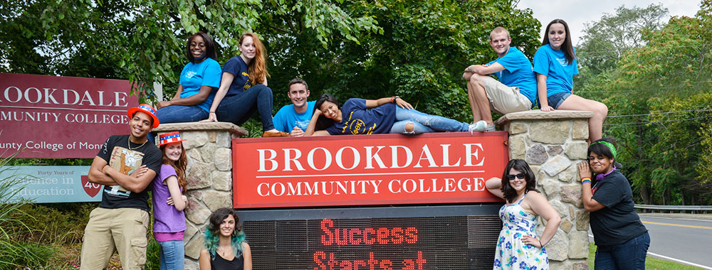 students_posed_1000x380