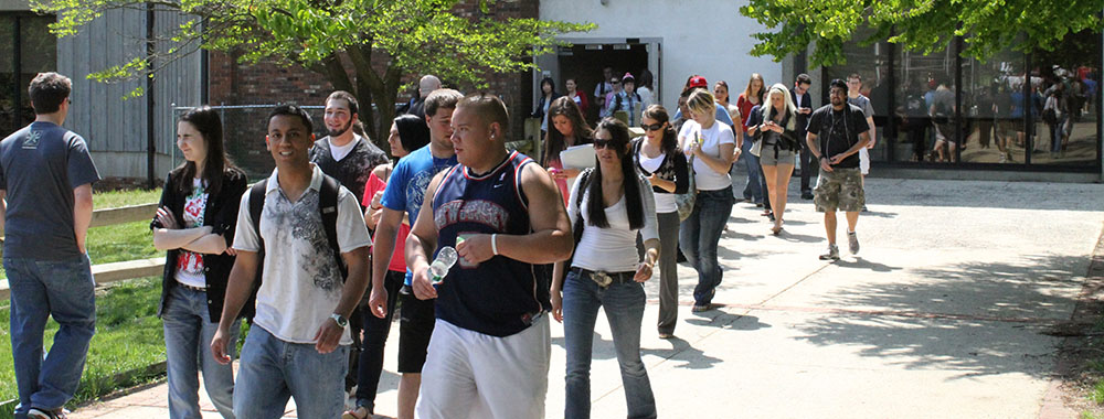 students-outside-MAC-1000x380
