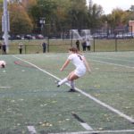 joueur défensif de football féminin botter le ballon